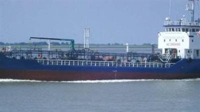 أحد البحارة المصريين العالقين بالمياه الإماراتية: القنصلية المصرية بـ دبي تواصلت معنا وننتظر الإجلاء من السفينة