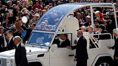 تحويل سيارة بابا الفاتيكان لعيادة متنقلة.. ما القصة