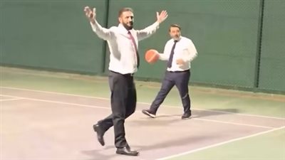 رفقة وزير الخارجية السوري.. أحمد الشرع يستعرض مهاراته في لعب السلة بملابس رسمية 