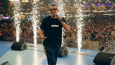 10 صور من الحفل الأسطوري لعمرو دياب بالقرية العالمية في دبي