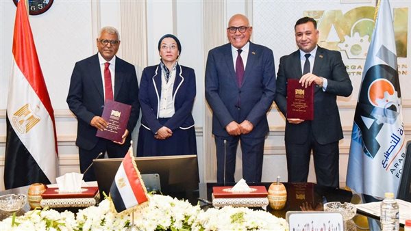 جانب من التوقيع 