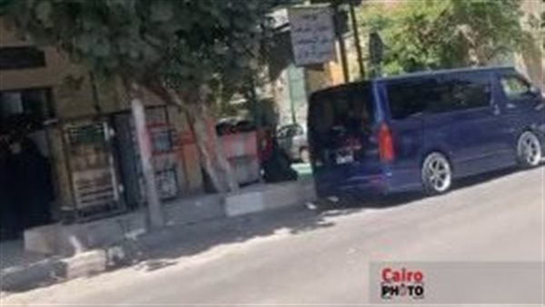 لحظة وصول جثمان الفنان