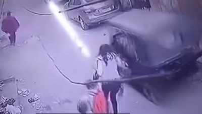 مجهولين راكبين توك توك.. الأمن يفحص تداول فيديو اختطاف طفل من والدته وسط الشارع