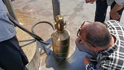 سحب عينات من المواد البترولية بمحطات الأقصر للتأكد من مطابقتها للمواصفات القياسية