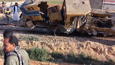 مصرع سائق لودر في حادث تصادم مع قطار الضبعة غرب مدينة الحمام بمطروح | صور