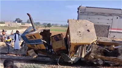 أول تعليق من السكة الحديد على حادث تصادم قطار الضبعة: اللودر عَبر من مكان غير مخصص له