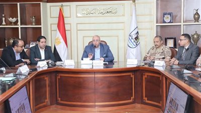 محافظ بني سويف يعقد اجتماعًا لمتابعة مشروعات حياة كريمة بناصر وببا