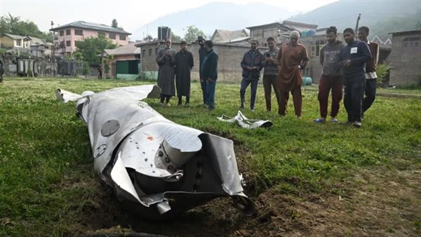 أجزاء من طائرة مدمرة