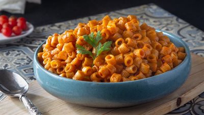 طريقة عمل المكرونة بالصلصة بدون سلق.. أسهل وأسرع وصفة مكرونة