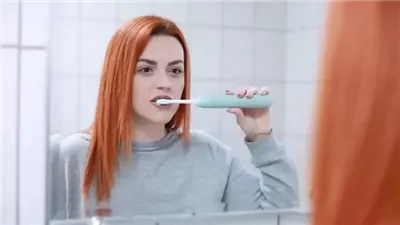 طريقة مذهلة للتخلص من الجير بالأسنان.. تعرف عليها