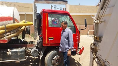  مطاردة استمرت ساعتين.. رئيس مجلس قروي سلامون يضبط سيارة كسح مخالفة في سوهاج | فيديو وصور