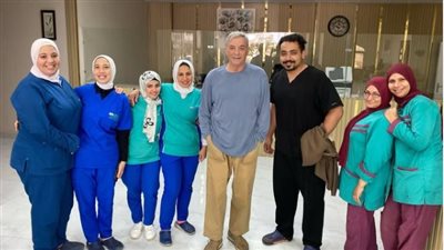 التقط صورًا مع طاقم التمريض.. زيارة خاصة من محمود حميدة لـ صبري عبد المنعم في المستشفى بعد تعرضه لوعكة