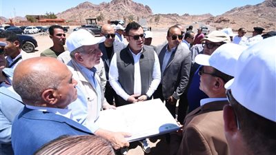 وزير الإسكان يتفقد طريقي كمين النبي صالح وسانت كاترين بموقع التجلي الأعظم في سيناء