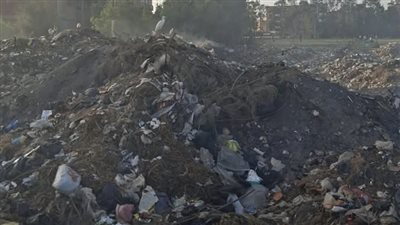 أهالي قرية شباس الشهداء بكفر الشيخ يستغيثون من مقلب قمامة بجوار ملعب مركز الشباب