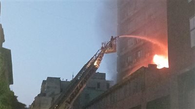 الدفع بخزان مياه وفصل التيار الكهربائي عن أحد العقارات للسيطرة على حريق بوسط البلد