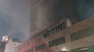 بعد السيطرة على النيران.. بدء عمليات التبريد بموقع حريق عقار بوسط البلد