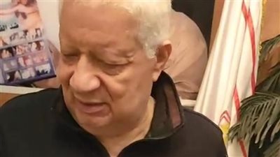 مرتضى منصور يهدي تلميذ دمنهور ياسين مصحفًا ويطلب منه تقبيله: خده وحافظ عليه| صور