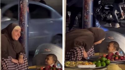 بـ رضا وحب.. فيديو لـ بائعة فاكهة تبتسم لـ صغيرها بعفوية يتصدر التريند 