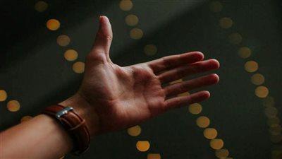 شاب أسترالي يشعر بالحر عند ملامسة البرد وبالبرودة عند ملامسة الحرارة يثير حيرة الأطباء