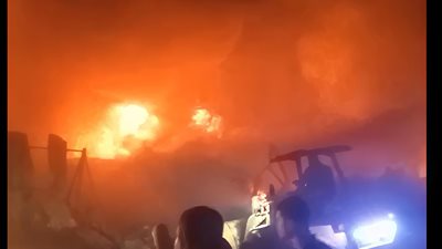 محاولات مستمرة للسيطرة على حريق مخزن بلاستيك بالمنوفية