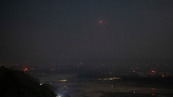 انفجارات متعددة وانقطاع