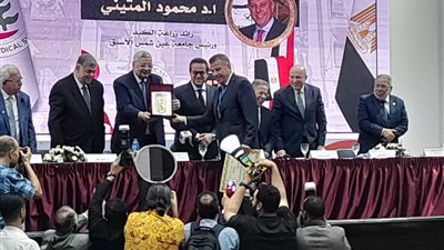 تكريم الدكتور محمود المتيني والدكتور أسامة حمدي في احتفالية يوم الطبيب