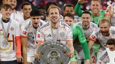 بايرن ميونخ يحتفل بالدوري الألماني بعد الفوز على مونشنجلادباخ