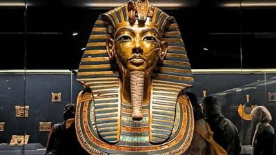 عمرو أديب: إنتاج فيلم «أيقونة إنسانية» يوثق نقل قناع توت عنخ آمون إلى المتحف المصري الكبير