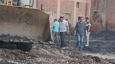 بعد الدفع بـ9 سيارات إطفاء.. رفع آثار حريق سوق الخردة بالمنوفية| صور 