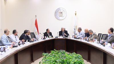 وزير التعليم العالي يعقد اجتماعًا مع أعضاء اللجنة الوزارية لتعيين أعضاء هيئة التدريس