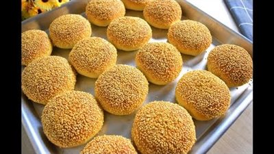 طريقة عمل القرص بالسمسم مثل المحلات.. السر في في رشة الحليب