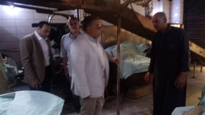محافظ الدقهلية يفاجئ مخابز المنصورة ويستمع لشكاوى المواطنين: لا تهاون في جودة ووزن الرغيف