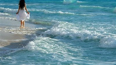 تفسير رؤية البحر في المنام للعزباء.. دلالة على صفاء نيتها وسلامة توجهها