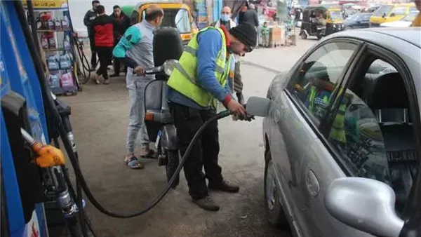 سيارة في محطة بنزين