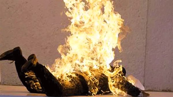 شاب يشعل النار في