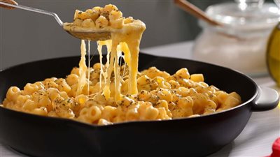 طريقة عمل المكرونة بالجبنة.. وصفة سهلة وسريعة بدون فرن