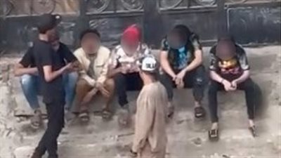 بلطجية يهددون المارة بأسلحة بيضاء في منطقة ملاعب بلاك ستار بفيصل