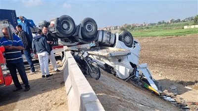 انقلاب سيارة نقل ثقيل من أعلى الطريق الإقليمي بعد تصادمها مع سوزوكي