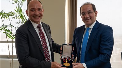 وزير المالية يكرم السيد صقر نائب رئيس مصلحة الضرائب لبلوغه سنّ التقاعد