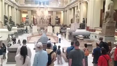 أضخم تمثال منحوت.. إقبال من السائحين لزيارة تمثال الملك أمنحتب والملكة تي بالمتحف المصري بالتحرير| صور 