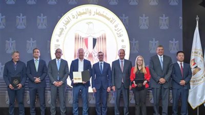 منها أبيدوس للطاقة المتجددة.. وزير الاستثمار يسلم 6 رخص ذهبية جديدة لعدد من المشروعات 