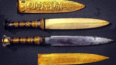 من الذهب والحديد.. خنجران لـ الملك توت عنخ آمون بالمتحف المصري الكبير 