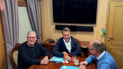 هل أخفى ماكرون حقيبة كوكايين بيضاء؟.. الرئيس الفرنسي يثير الجدل