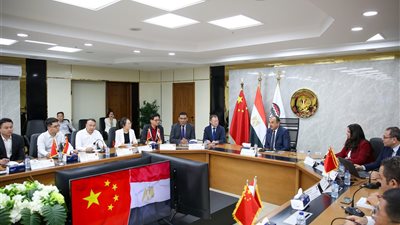 وزير قطاع الأعمال: نستهدف استعادة الريادة المصرية عالميًا في الغزل والنسيج.. ونرحب بالاستثمارات الصينية 