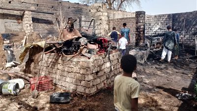 الدفع بسيارتي إطفاء للسيطرة على حريق في حوش مواشٍ بسوهاج | صور