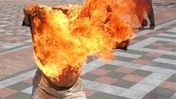 اشعل النار في عامل