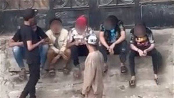 تهديد المارة بأسلحة