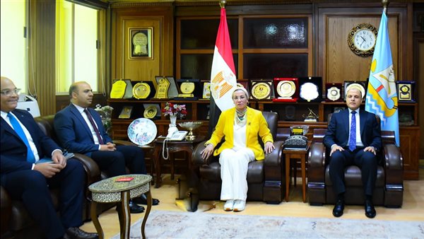 وزيرة البيئة 