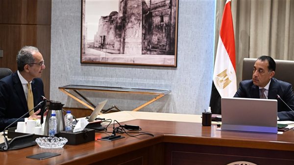 رئيس الوزراء مع وزير