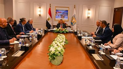 محافظ جنوب سيناء يبحث تطوير قطاع الثروة السمكية ويدعم افتتاح مركز الصيد ومصنع الثلج بالطور